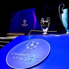 El trofeo de la Liga de Campeones visto en el escenario antes del sorteo de la fase de grupos de la Liga de Campeones de la UEFA 2022/23 en Estambul, Turquía, el 25 de agosto de 2022.