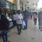 Los locales de las distribuidoras farmacéuticas de la calle Boyacá conforma la escasez de la insulina.