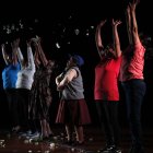 Intérpretes presentan la "Danza para los que no están" el 23 de agosto de 2022, en el "Lugar de la Memoria" (LUM) en Lima (Perú). Teófila Ochoa es una de las miles de peruanas que, décadas después del conflicto armado interno (1990-2000), sigue buscando justicia y reparación por la muerte de sus familiares. La suya es una incesante lucha que plasma en una danza comunitaria junto a otras mujeres que perdieron a sus seres queridos. EFE/ Paolo Aguilar