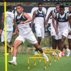 Jonathan Perlaza (i), volante de Barcelona, será titular este sábado ante Liga de Quito.