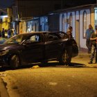 El carro en donde iba uno de los sospechosos se estrelló contra un poste de alumbrado público.