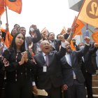 El presidente encargado, Enrique Chávez (c), junto con militante y legisladores del partido.
