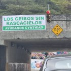 El letrero fue colocado en el viaducto a la salida de la ciudadela Los Ceibos.