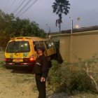 Bus escolar choca contra muro trasero de casa en La Joya