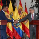 El presidente de Ecuador, Guillermo Lasso, y el presidente del Gobierno de España, Pedro Sánchez, estrechan sus manos durante una declaración conjunta a la prensa, el 25 de agosto de 2022, en el Palacio de Gobierno, en Quito (Ecuador).