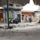 Las familias se sienten preocupadas y tristes al no saber qué pasará con sus viviendas, ahora destruidas.