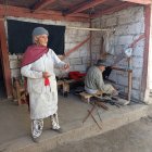 Tradición. Delfina y Pedro, mientras se ocupan en armar una de las apreciadas prendas.
