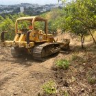 Se realizó el aplanamiento con maquinaria pesada, y el retiro de vegetación del área.