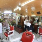 Uniforme. En ambas peluquerías sus barberos utilizan mandiles blancos, como en la época colonial solían usar los profesionales del cabello.