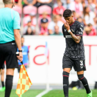 Piero Hincapié, defensa del Leverkusen, deja la cancha al ser expulsado.