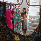 Pese a ser ropa de segunda mano, los compradores aseguran que es ropa en tendencia.