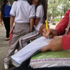 Unos padres acuden a los planteles para realizar la contribución, mientras que otros no pueden hacerlo.