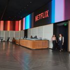 Fotografía cedida por Netflix donde se aprecia la sala de recepción de su sede en Los Ángeles, California (Estados Unidos).