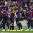 Los jugadores del FC. Barcelona celebran luego de vencer con goleada al Real Valladolid.