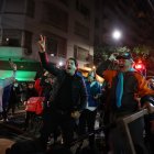 Cientos de personas fueron registradas este sábado, frente al domicilio de la vicepresidenta de Argentina, Cristina Fernández, al mostrar su apoyo a la gobernante, tras el pedido de cárcel por parte del fiscal que la investiga por presunta corrupción, en Buenos Aires (Argentina).