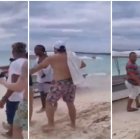 1. El hombre se exalta por los reclamos de los turistas. 2. El vendedor agrede a los visitantes. Los empuja y golpea. 3. Nota que lo están grabando, se acerca y tira la cámara.