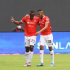 El panameño Ismael Díaz (d) se quedó con el membrete de figura tras sus dos anotaciones.