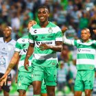 Félix Torres salió lesionado a los 25 minutos en el duelo contra el San Luis, por la Liga MX.