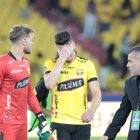 Javier Burrai intenta consolar al defensor amarillo, Paco Rodríguez, quien marcó el gol de Barcelona, pero influyó en el empate final de Liga de Quito.