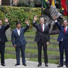 De der. a izq. el presidente de Bolivia, Luis Arce, el presidente de Perú, Pedro Castillo, el presidente de Ecuador, Guillermo Lasso, y el presidente de Colombia, Gustavo Petro, posan para una foto de la Cumbre de la Comunidad Andina (CAN), hoy en Lima (Perú).