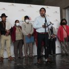 Pronunciamiento. El asambleísta Fernando Cabascango en rueda de prensa, con varios de los comuneros que reclaman el territorio del Parque Metropolitano.