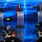 El presidente brasileño Jair Bolsonaro (d) y su principal rival, el exmandatario Luiz Inácio Lula da Silva (i) y la candidata Simone Tebet participan hoy en un debate en la sede de la televisión Bandeirantes en São Paulo (Brasil). El presidente brasileño, Jair Bolsonaro, atacó este domingo a su principal rival en las elecciones, el expresidente Luiz Inácio Lula da Silva, sacando a relucir la corrupción en su Gobierno, durante el primer debate de la campaña. EFE/Fernando Bizerra
