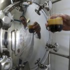 Javier Carvajal, investigador y profesor de la Pontificia Universidad Católica de Ecuador (PUCE), fue registrado al sostener una muestra de la cerveza "Quito 1566", en Quito (Ecuador).