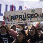 Cientos de personas participan en una marcha en apoyo a la aprobación del plebiscito connstitucional hoy, en Santiago (Chile).