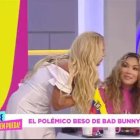 Cuando la vedette intentó darle un beso a la presentadora ecuatoriana.