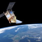 La capa de ozono es un escudo natural en la estratosfera que protege la vida en la Tierra de los niveles nocivos de la radiación ultravioleta y es "vigilada" por estaciones de observación terrestres y satélites, como el Sentinel-5P (en la imagen) del programa europeo Copernicus.