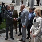 El presidente de la Asamblea Nacional de Venezuela, Jorge Rodríguez Gómez (c), estrecha su mano con el nuevo embajador de Colombia en Venezuela, Armando Benedetti (i), hoy, en los exteriores de la sede de la Asamblea Nacional en Caracas (Venezuela). Después de siete años de crisis y rupturas, las relaciones de Colombia y Venezuela entran en una fase de deshielo con la llegada de embajadores a Caracas y Bogotá. EFE/ Miguel Gutiérrez