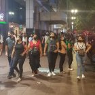 Ciudadanos caminan con mascarilla y otros sin ellas por la avenida 9 de Octubre, en Guayaquil.