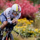 Richard Carapaz compitiendo en la contrarreloj individual de ayer martes 30 de agosto en donde finalizó en la posición 68, a 4’ 52’’ del ganador Remco Evenepoel.
