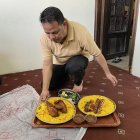 Un residente en Qatar sirve la comida en el piso, como es una de las costumbres en el lugar.