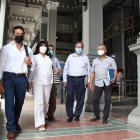 Reunión. Javier Rosero, presidente del Comité (i) junto con otros residentes de Los Ceibos que acudieron al Municipio para la reunión.