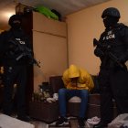 En el barrio Lucha de los Pobres, sur de Quito, un hombre fue detenido junto a otras cuatro más que fueron ubicadas en otros puntos de la ciudad.