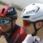 Richard Carapaz (i), junto a su compañero de equipo, Carlos Rodríguez.