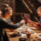 Reunión de amigos celebrando con una cata de vinos.