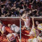 BUÑOL (VALENCIA). La localidad valenciana de Buñol se convierte este miércoles en la capital del tomate, con el lanzamiento de 130.000 kilos de esta hortaliza que transformarán sus calles en ríos de color rojo en la edición número 75 y la más esperada de La Tomatina, tras dos años de ausencia por la pandemia.EFE/ Ana Escobar