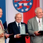 El expresidente de EE.UU George H.W. Bush. (izq), Mijaíl Gorbachov (c) y el excanciller alemán Helmut Kohl.
