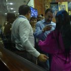 Sustento. La asambleísta Viviana Veloz en los momentos previos a su intervención en el Legislativo.