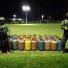 En total se decomisaron una pistola con su cargador, dos artefactos explosivos con 4o libras cada uno, 48 cilindros de gas.