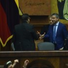 El presidente del Consejo de la Judicatura, Fausto Murillo, saluda al presidente de la Asamblea, Virgilio Saquicela, previo a su intervención.