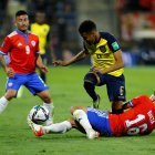 Fotografía de archivo, tomada el pasado 16 de noviembre, en la que se registró al futbolista de la selección ecuatoriana de fútbol Byron Castillo (2i), al disputar un balón con el chileno Claudio Baeza (abajo), durante un partido por las eliminatorias sudamericanas al Mundial de Catar 2022.