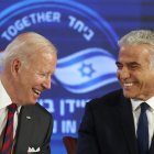 El presidente estadounidense, Joe Biden (i), y el primer ministro israelí, Yair Lapid, (d) durante un encuentro en Jerusalén el pasado 14 de julio. EFE/EPA/ATEF SAFADI/PISCINA