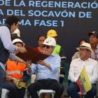 El presidente Lasso recibe del ministro Vera la entrega de la primera fase de la regeneración urbana del socavón de Zaruma.