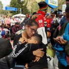 Familias venezolanas luego de cruzar desde Colombia a Ecuador, en una fotografía de archivo.