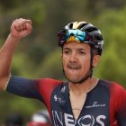 Richard Carapaz, ciclista de Ineos, levanta su brazo en señal de júbilo al cruzar la meta en la etapa 12.