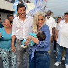 La actriz María Fernanda Ríos en una actividad proselitista. Ella es precandidata a la Viceprefectura del Guayas, como binomio de Nicolás Lapentti.