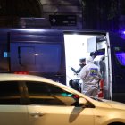 La policía argentina en el local del atentado.